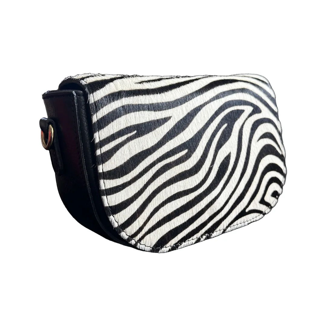 Geanta Cavallina Zebra din piele naturală cu păr — vedere din lateral-față